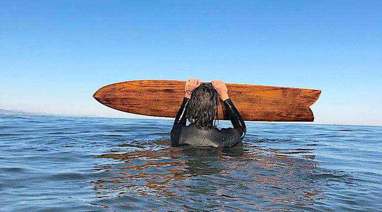 Des planches de surf durables en bois de paulownia, à Biarritz